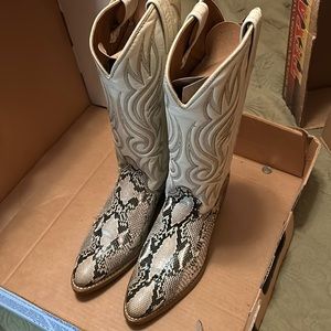 Acme Men’s black and white (looks cream to me). 7.5 very slightly used